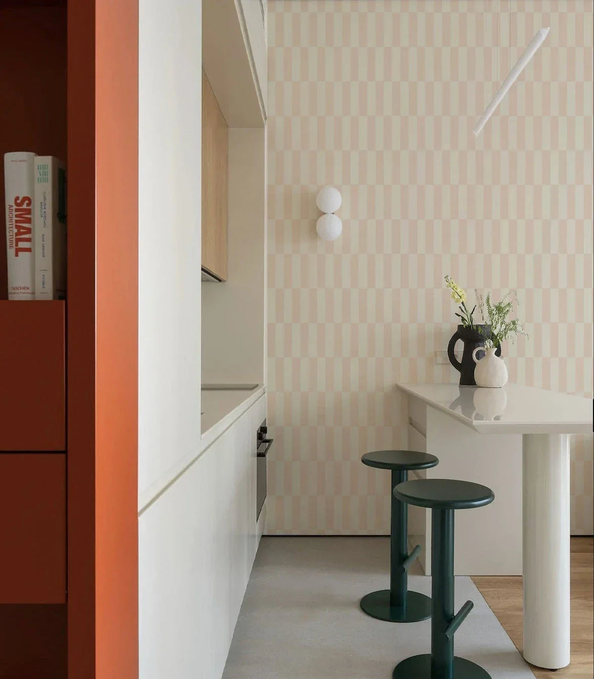 Wnętrze z tapetą Tetris Stripe od Wallcolors na głównej ścianie