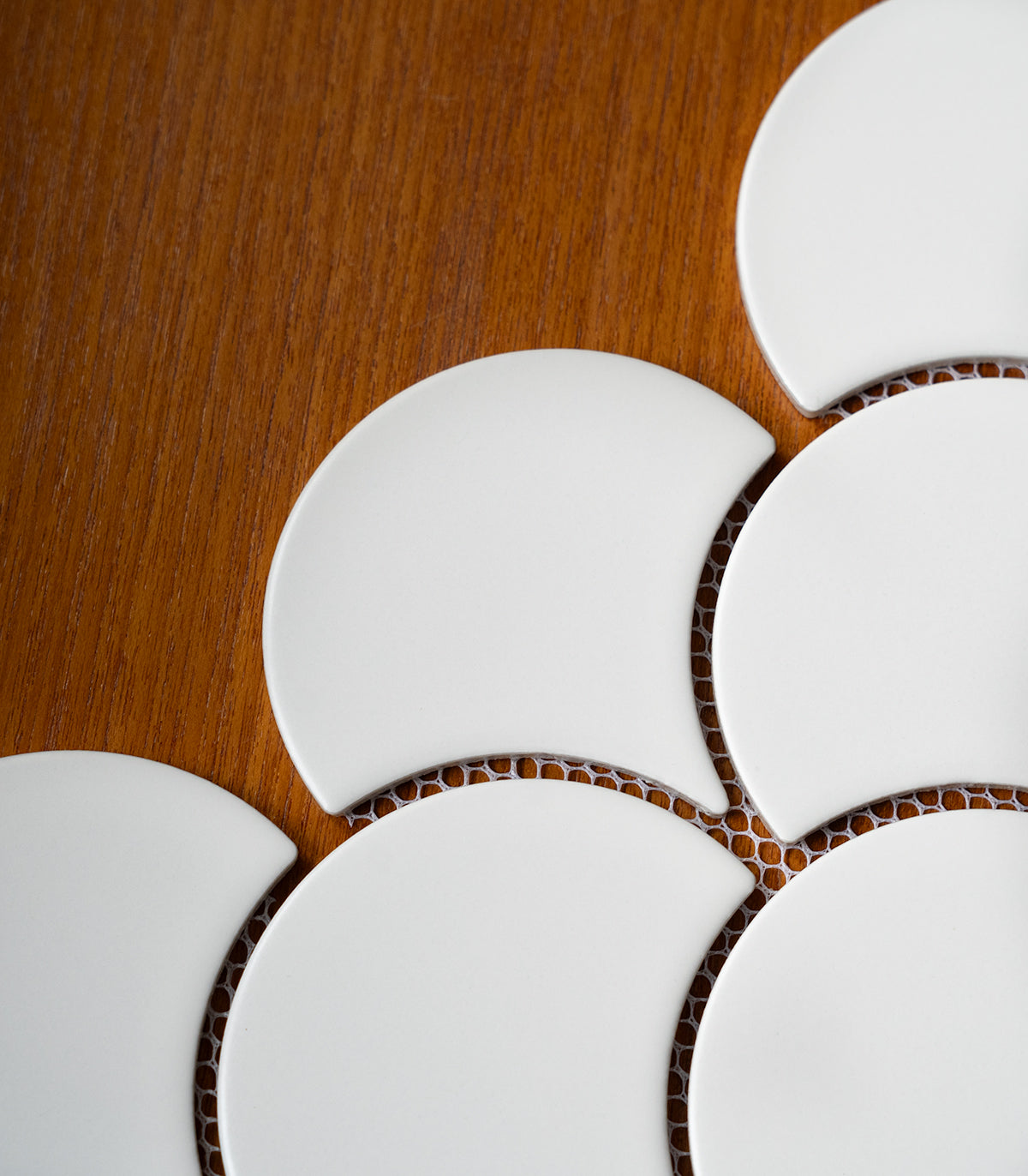 Fischschuppen-Mosaik in mattweiß