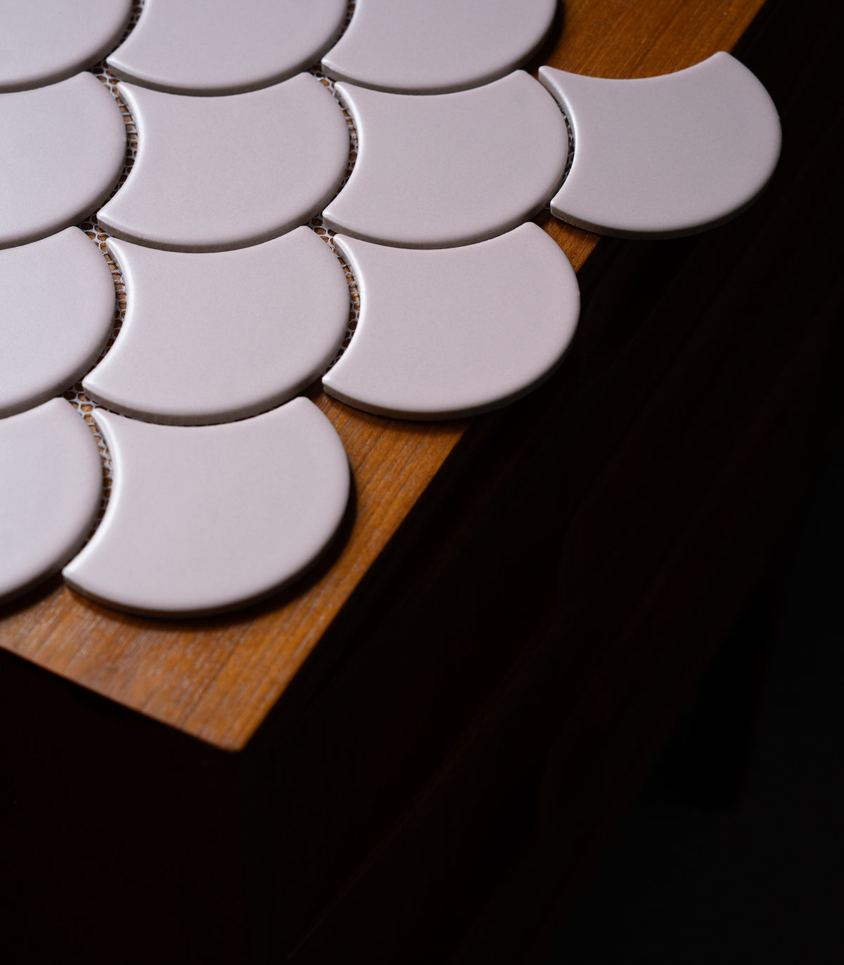 Mosaic fish scale powder pink rose