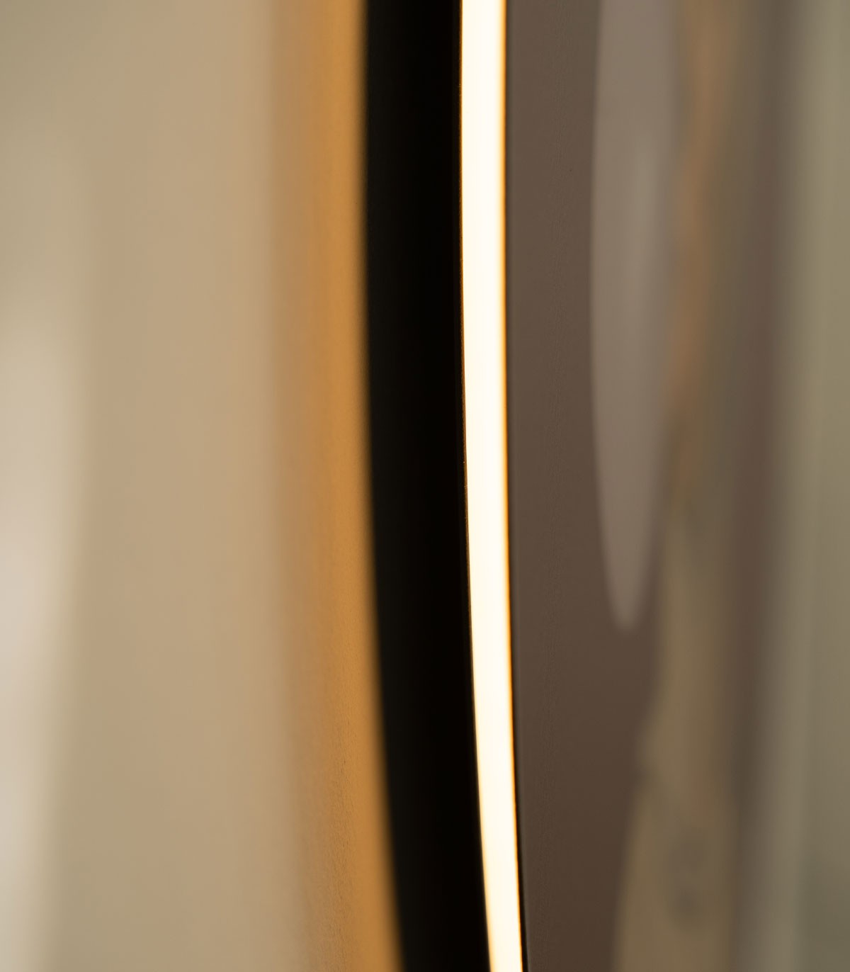 Dots Lighting Frau mit Kaugummi Aubergine