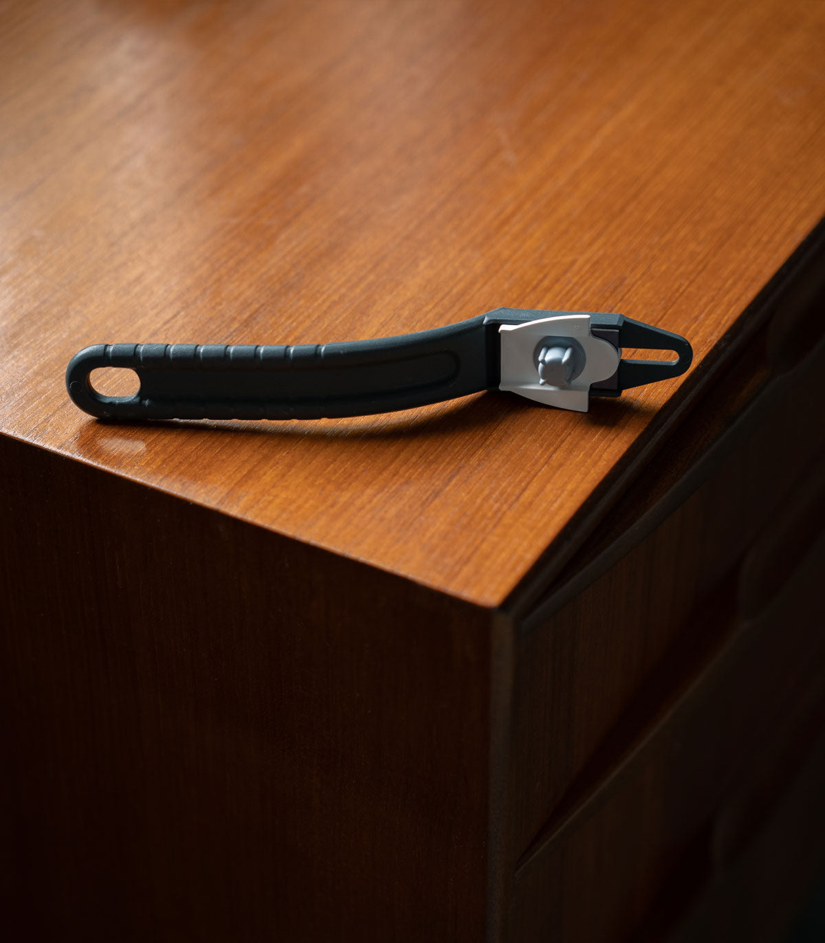 Wallpaper knife with replaceable blades