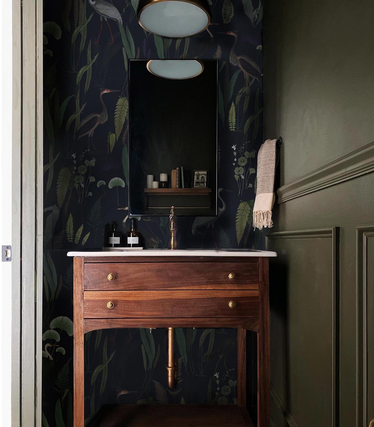 Tapeta Calm Heron Navy - Wallcolors®