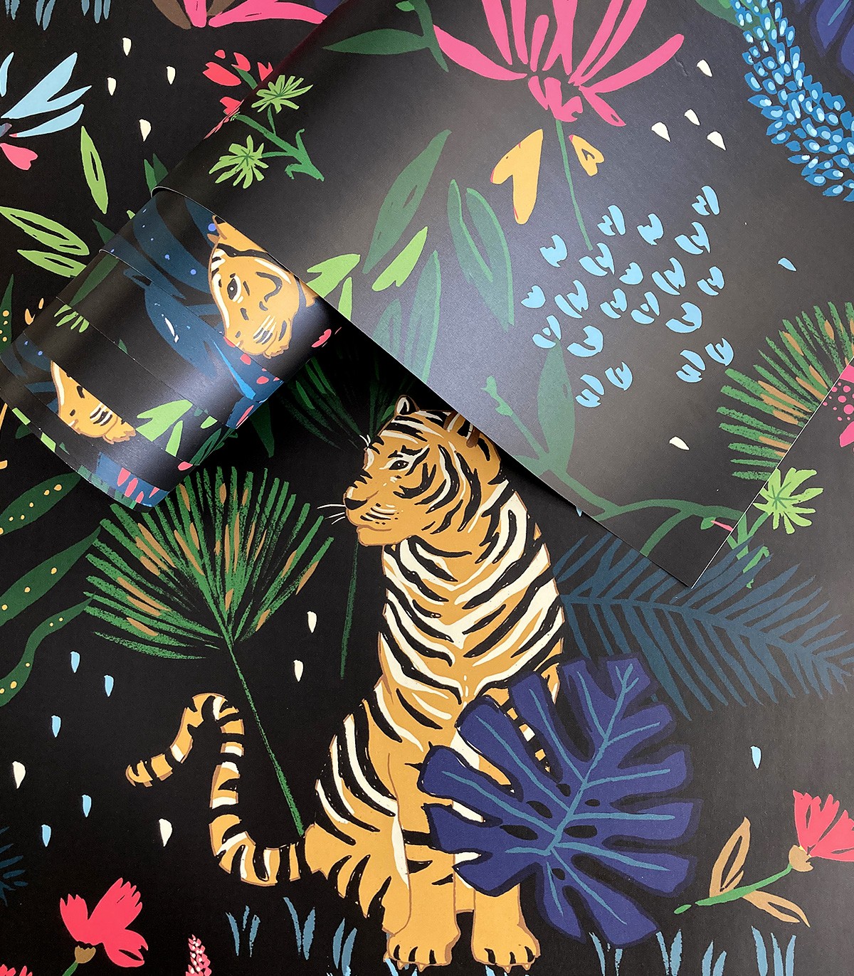 Colorfull Tiger Tapete - Wallcolors  - Exklusive Hintergrundbilder