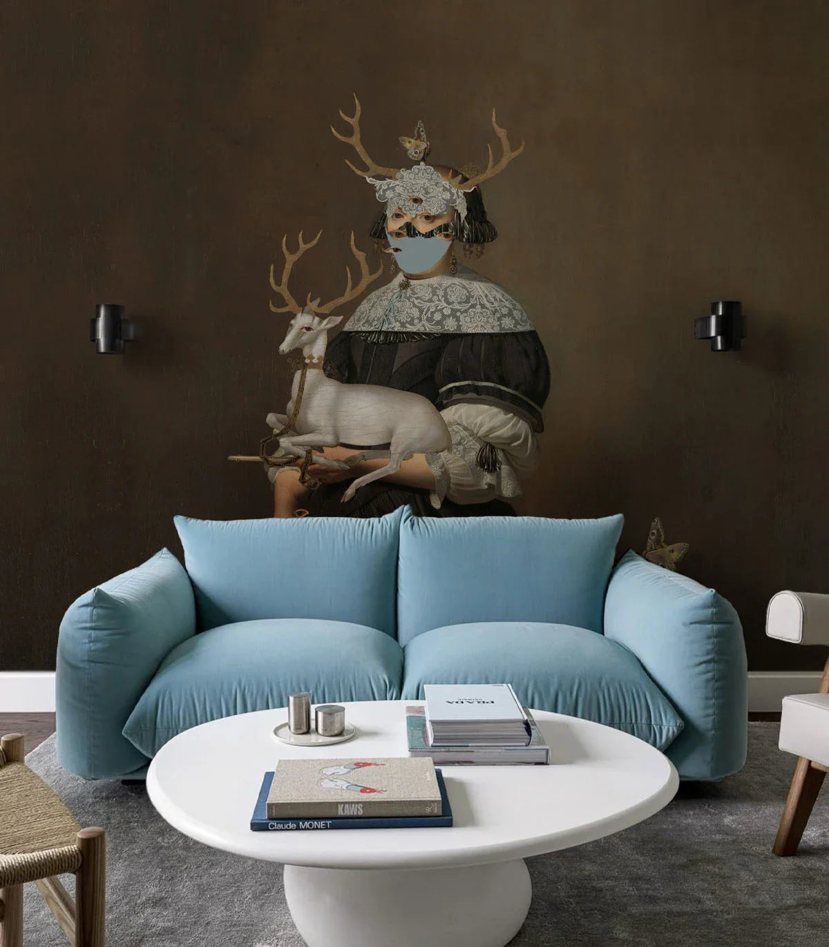 Wnętrze salonu w stylu glamour z tapetą w roślinny wzór i aksamitną sofą