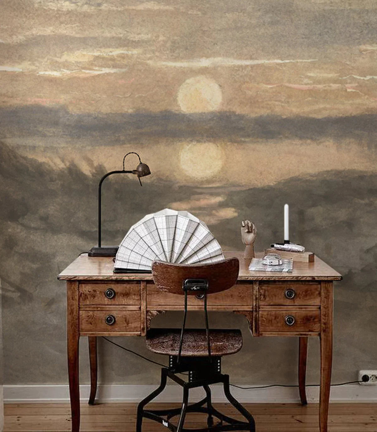 Tapeta z zachodem słońca i górami we wnętrzu w stylu naturalnym