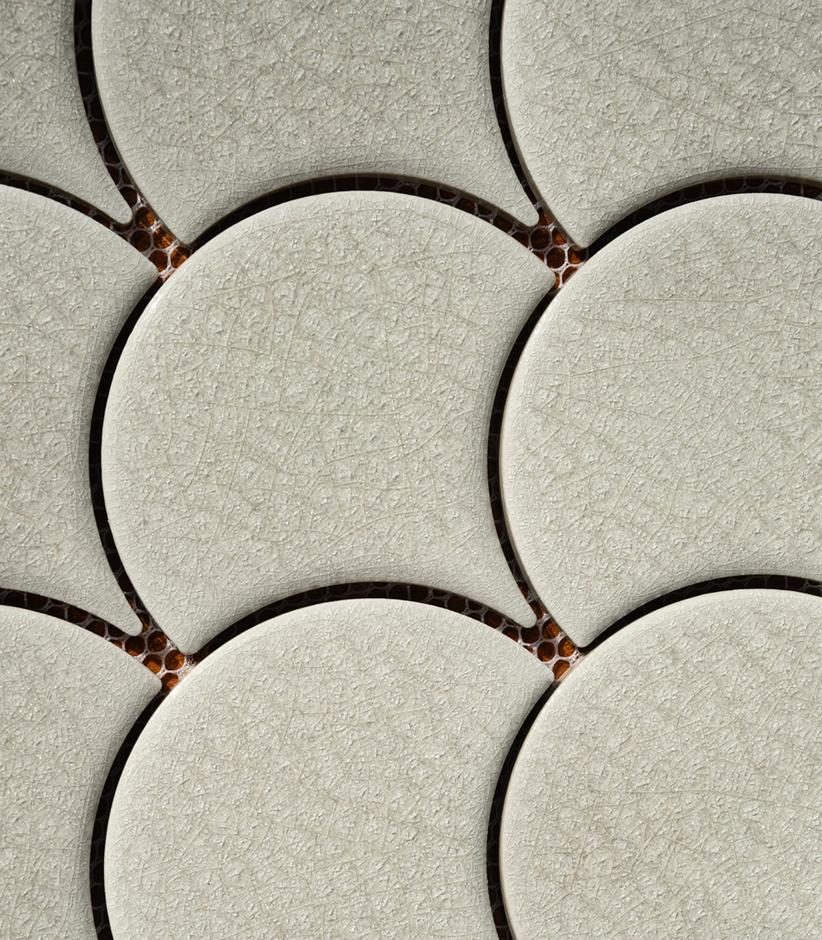 Fischschuppen-Mosaik in Weiß und Creme