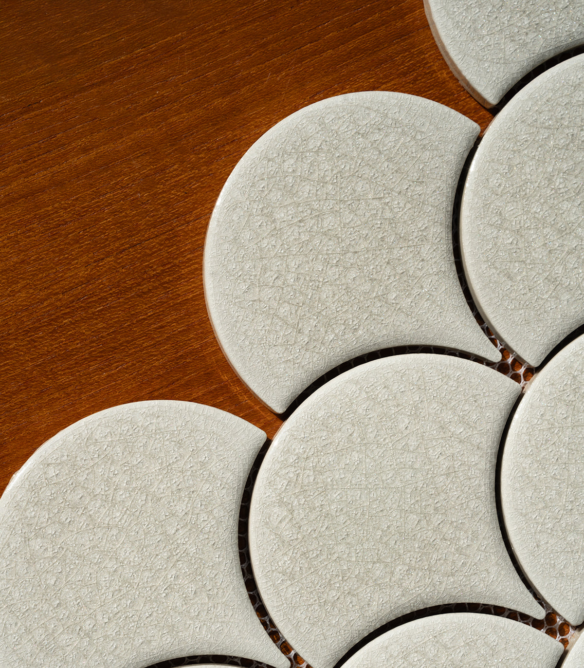 Fischschuppen-Mosaik in Weiß und Creme