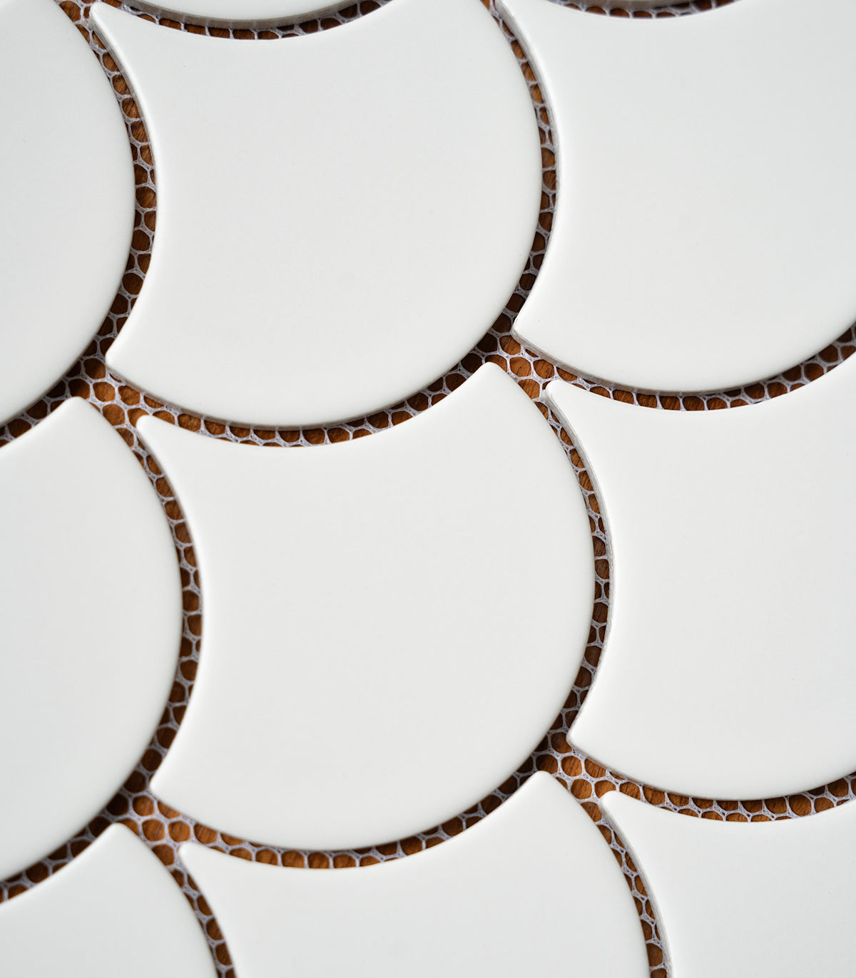 Fischschuppen-Mosaik in mattweiß