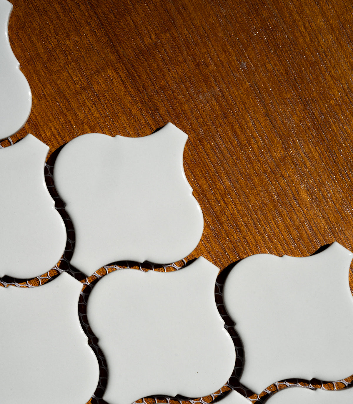 Weißes Arabeskenmosaik