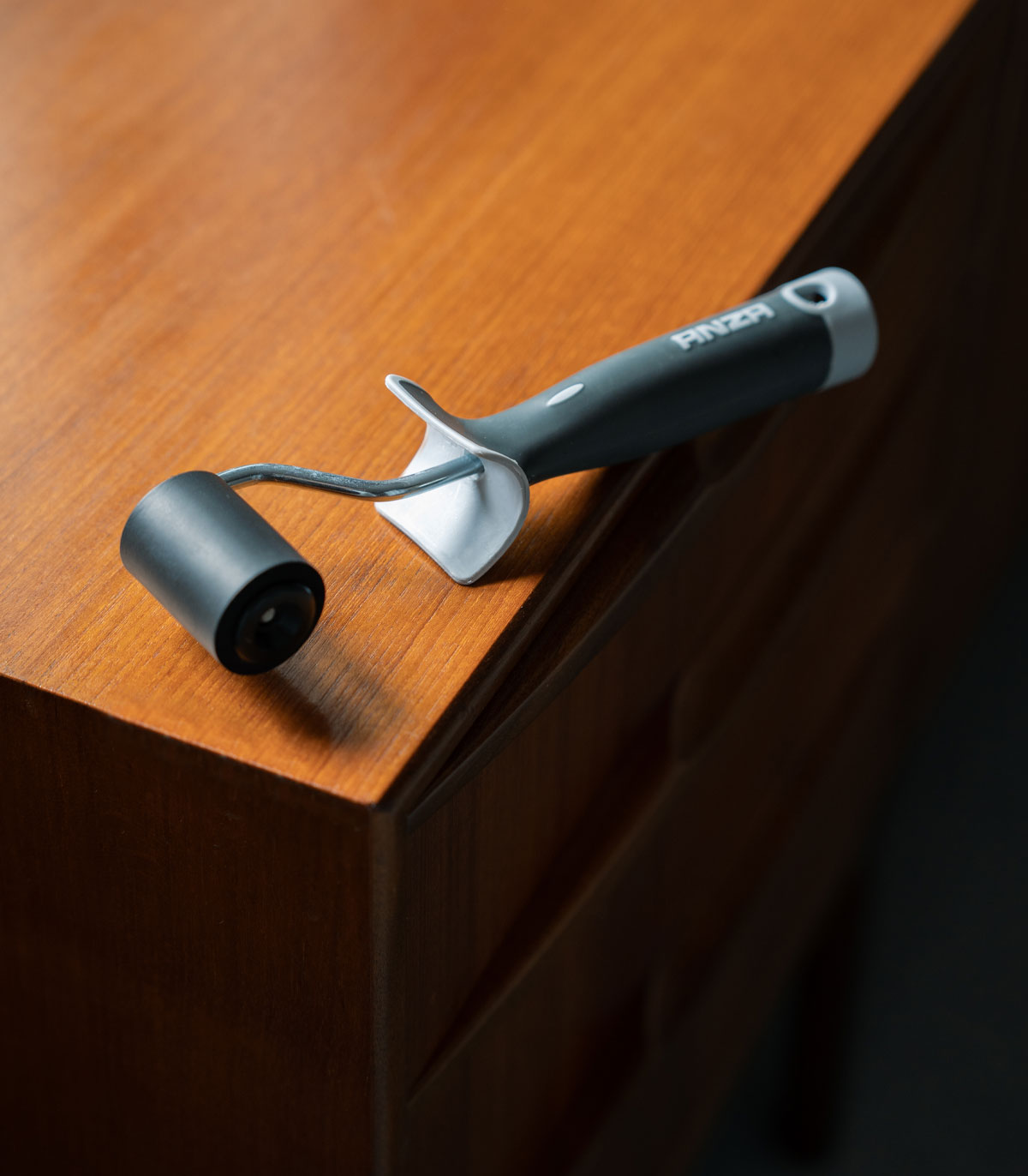 Pressure roller for wallpapering